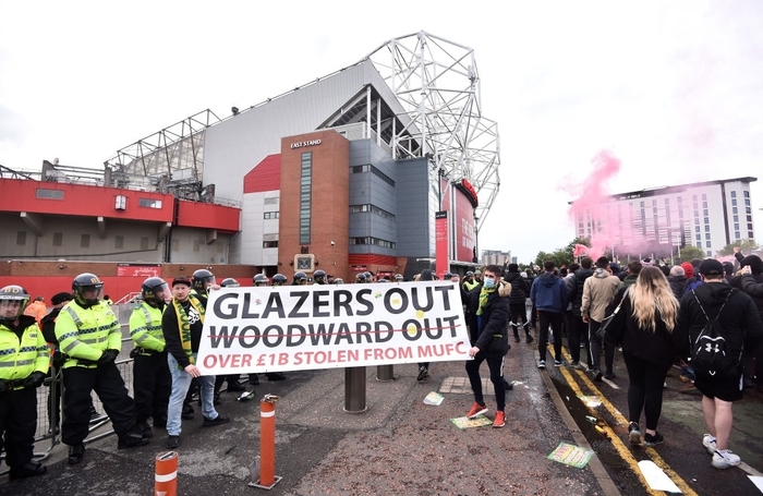 Sử dụng "chim mồi", Liverpool lừa fan MU gây rối một vố đau - Ảnh 9.