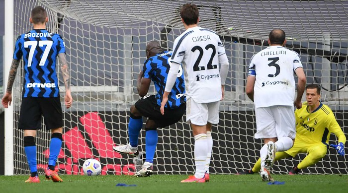 Juventus thắng sát nút Inter trong trận đấu điên rồ với 3 quả penalty và 2 thẻ đỏ - Ảnh 2.