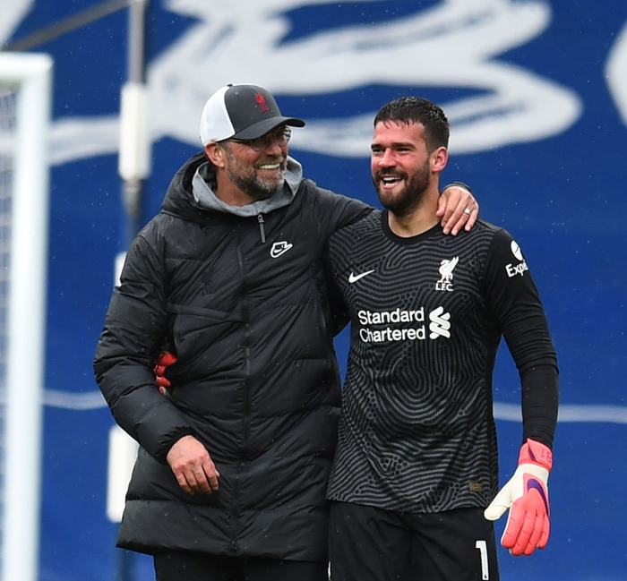 Thủ môn Alisson rơi nước mắt, tiết lộ lý do giúp anh ghi bàn phút cuối hồi sinh Liverpool - Ảnh 7.