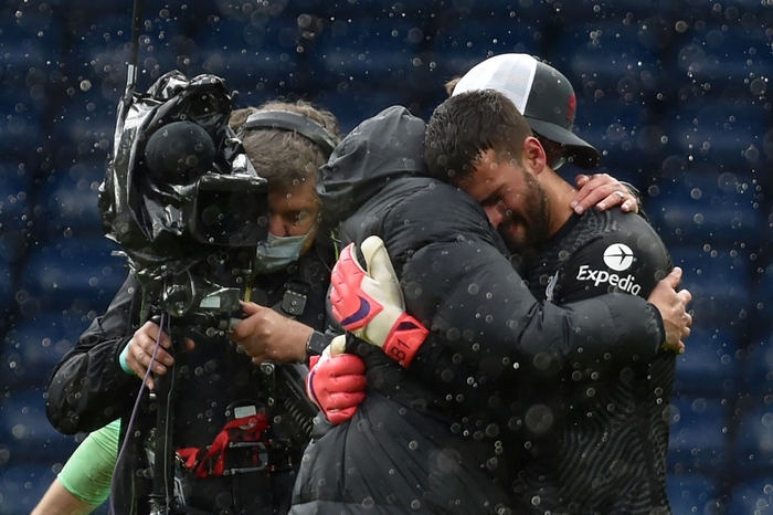 Thủ môn Alisson rơi nước mắt, tiết lộ lý do giúp anh ghi bàn phút cuối hồi sinh Liverpool - Ảnh 6.