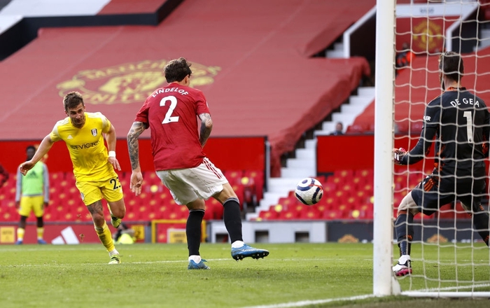 MU bị đội xuống hạng cầm hòa trong ngày Old Trafford đón khán giả trở lại - Ảnh 7.