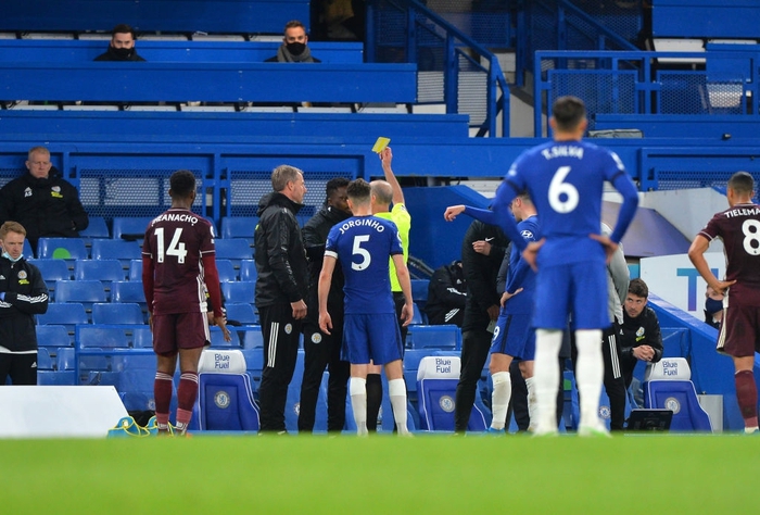 Fan thích thú chứng kiến dàn sao Chelsea lao vào hỏi tội cầu thủ Leicester "xấc xược" - Ảnh 4.