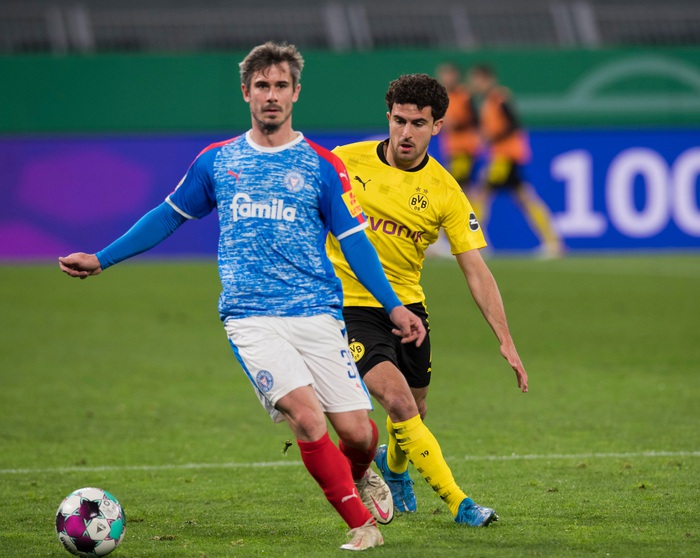 Chấn thương kinh hoàng của sao trẻ Dortmund: Gãy gập đầu gối, có nguy cơ giải nghệ sớm ở tuổi 21 - Ảnh 2.