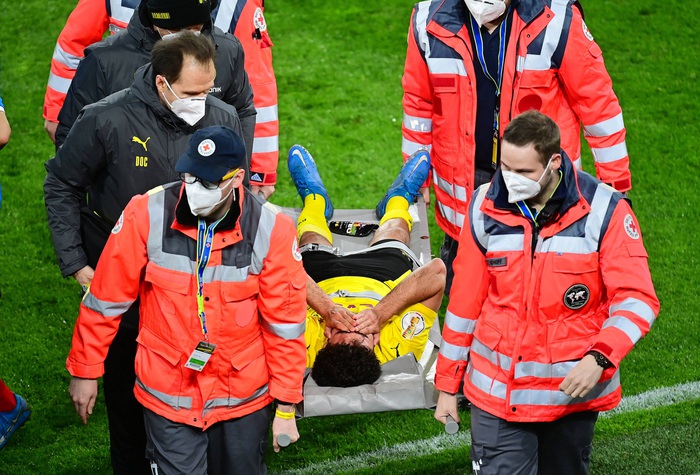 Chấn thương kinh hoàng của sao trẻ Dortmund: Gãy gập đầu gối, có nguy cơ giải nghệ sớm ở tuổi 21 - Ảnh 7.