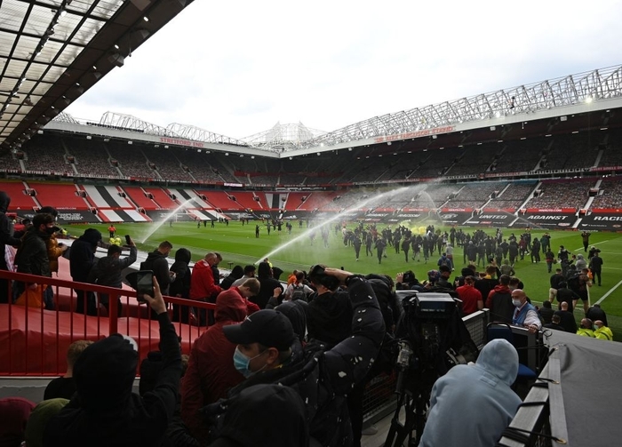 Hàng nghìn fan MU tràn vào phá sân Old Trafford, biểu tình giới chủ người Mỹ - Ảnh 5.