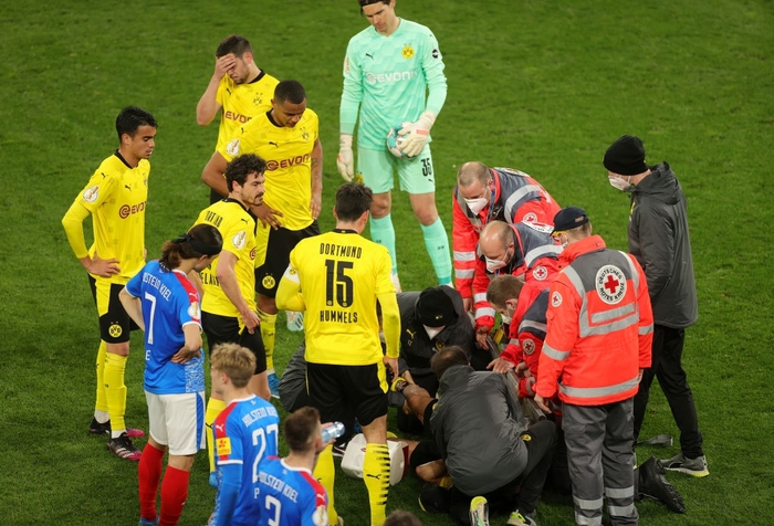 Chấn thương kinh hoàng của sao trẻ Dortmund: Gãy gập đầu gối, có nguy cơ giải nghệ sớm ở tuổi 21 - Ảnh 8.