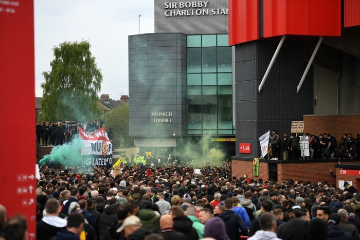 Sốc: Fan MU tràn vào sân Old Trafford, biểu tình giới chủ người Mỹ - Ảnh 2.
