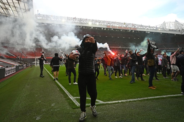 Sốc: Fan MU tràn vào sân Old Trafford, biểu tình giới chủ người Mỹ - Ảnh 4.