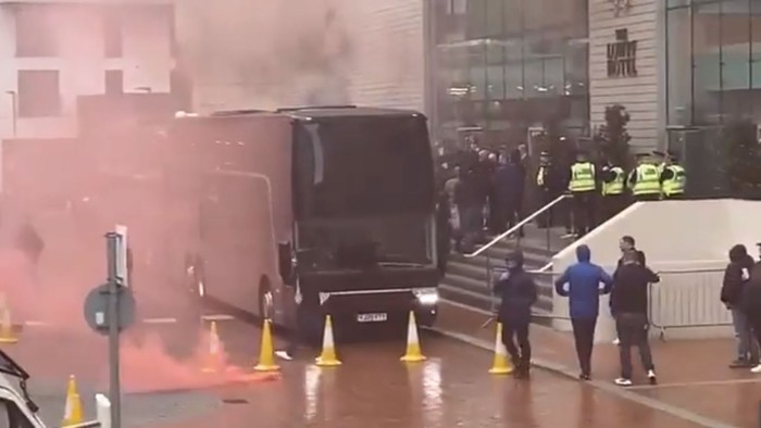 Sốc: Fan MU tràn vào sân Old Trafford, biểu tình giới chủ người Mỹ - Ảnh 6.