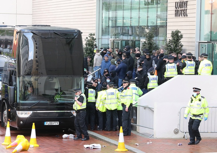 Sốc: Fan MU tràn vào sân Old Trafford, biểu tình giới chủ người Mỹ - Ảnh 5.