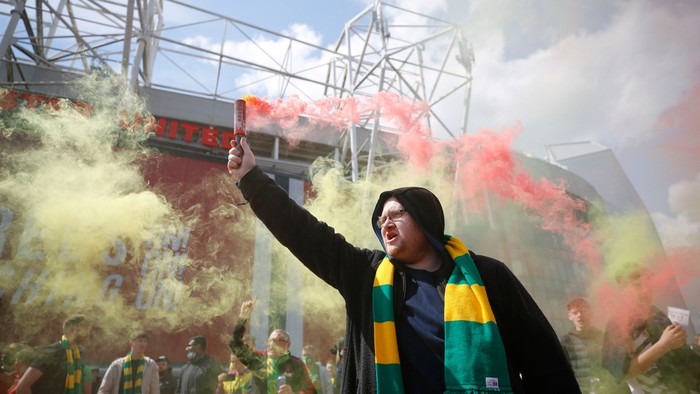 Sốc: Fan MU tràn vào sân Old Trafford, biểu tình giới chủ người Mỹ - Ảnh 1.