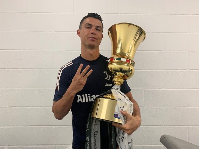 Georgina nhận về triệu lượt thả tim khi đăng ảnh chúc mừng Ronaldo, biểu cảm trên gương mặt của CR7 nhận được sự chú ý đặc biệt - Ảnh 1.