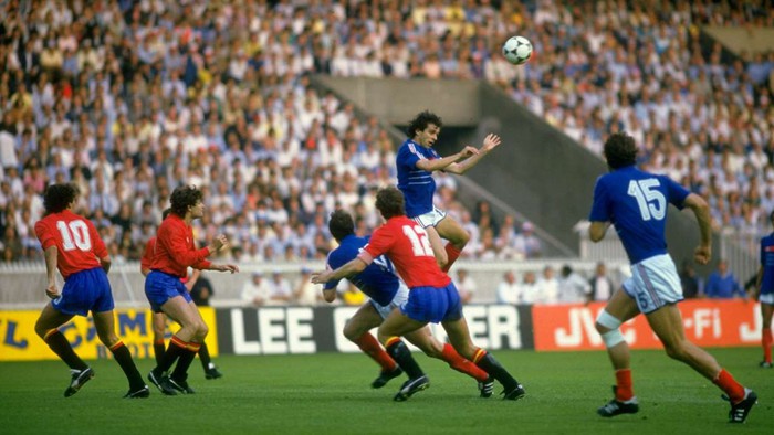 Euro 1984: Michel Platini đưa bóng đá Pháp lần đầu tiên chạm tay vào chiếc cúp bạc danh giá - Ảnh 3.