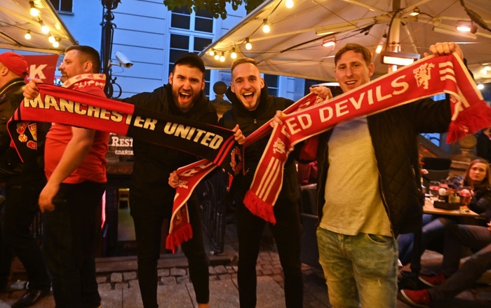 Fan MU bị những kẻ mặc đồ đen phục kích tấn công trước chung kết Europa League - Ảnh 2.