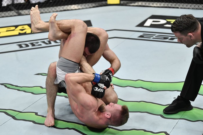 Tony Ferguson và tinh thần không bỏ cuộc bất chấp từng bị Charles Oliveira bẻ tay hay khóa ngất vào năm 2019 - Ảnh 3.