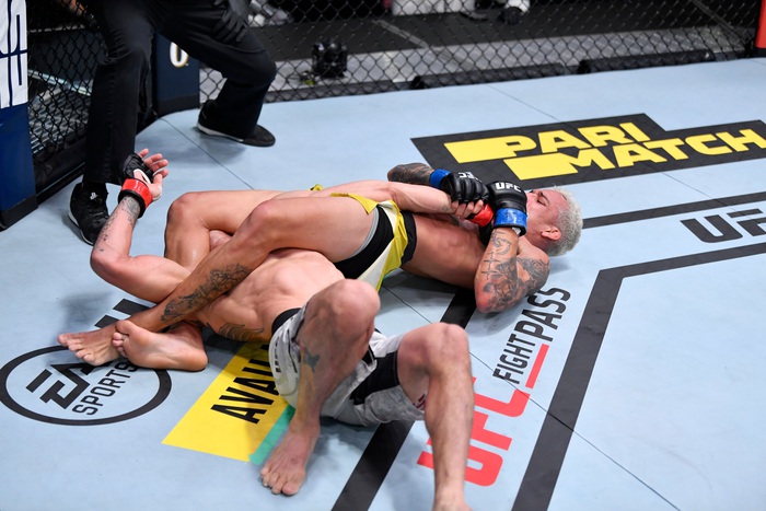 Tony Ferguson và tinh thần không bỏ cuộc bất chấp từng bị Charles Oliveira bẻ tay hay khóa ngất vào năm 2019 - Ảnh 4.