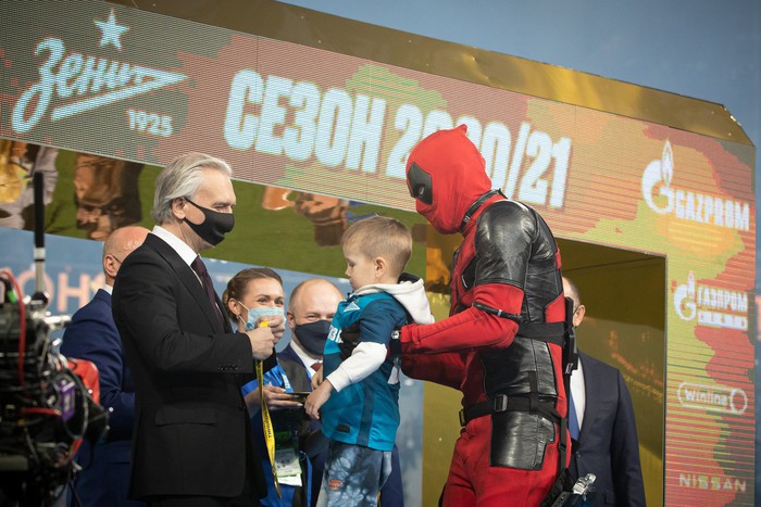 Cầu thủ người Nga chơi trội khi hóa trang thành Deadpool để ăn mừng chức vô địch - Ảnh 3.