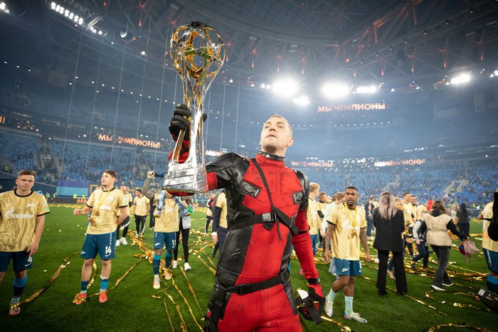 Cầu thủ người Nga chơi trội khi hóa trang thành Deadpool để ăn mừng chức vô địch - Ảnh 4.