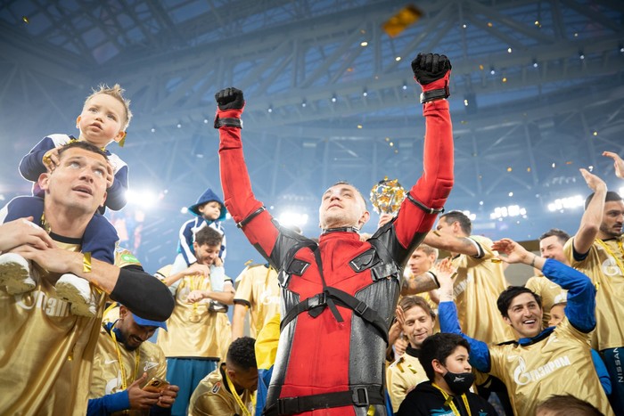 Cầu thủ người Nga chơi trội khi hóa trang thành Deadpool để ăn mừng chức vô địch - Ảnh 2.