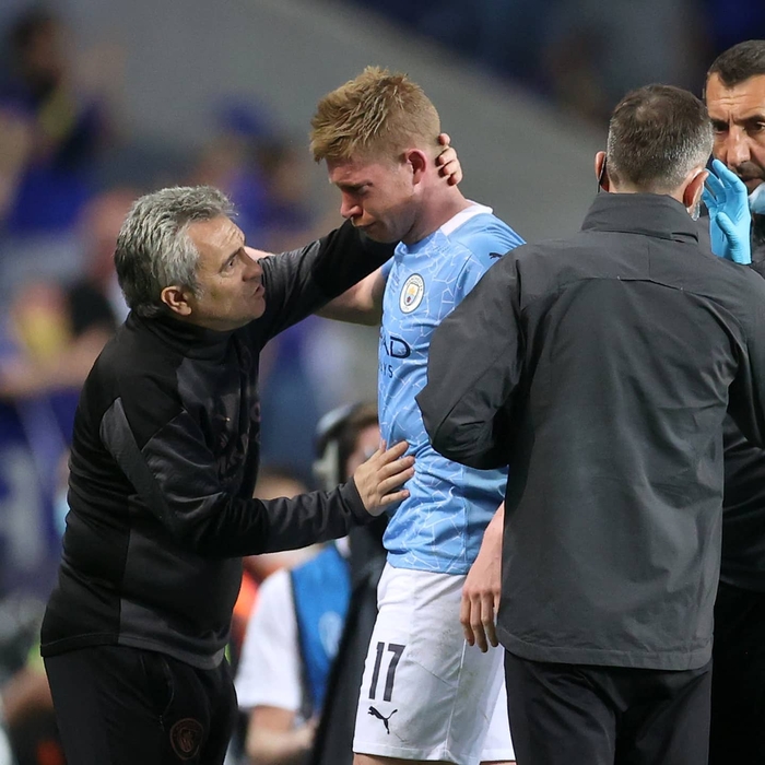 De Bruyne mắt tím bầm, bật khóc rời sân sau pha huých vai khủng khiếp của Ruediger - Ảnh 3.