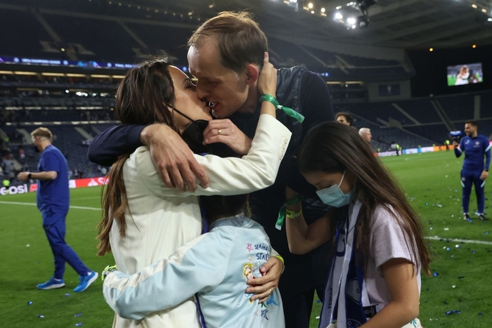 HLV Chelsea nhận cái ôm và nụ hôn thắm thiết từ "người đặc biệt" sau chức vô địch Champions League - Ảnh 4.