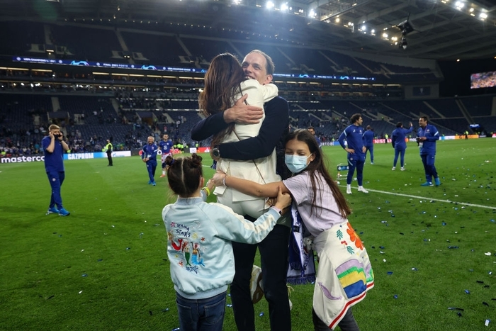 HLV Chelsea nhận cái ôm và nụ hôn thắm thiết từ "người đặc biệt" sau chức vô địch Champions League - Ảnh 3.