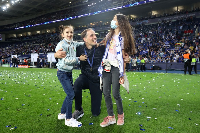 HLV Chelsea nhận cái ôm và nụ hôn thắm thiết từ "người đặc biệt" sau chức vô địch Champions League - Ảnh 5.