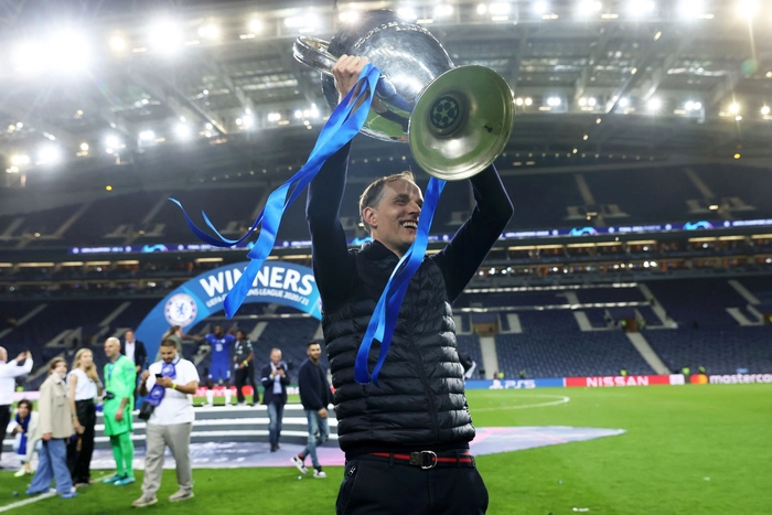 HLV Chelsea nhận cái ôm và nụ hôn thắm thiết từ "người đặc biệt" sau chức vô địch Champions League - Ảnh 7.