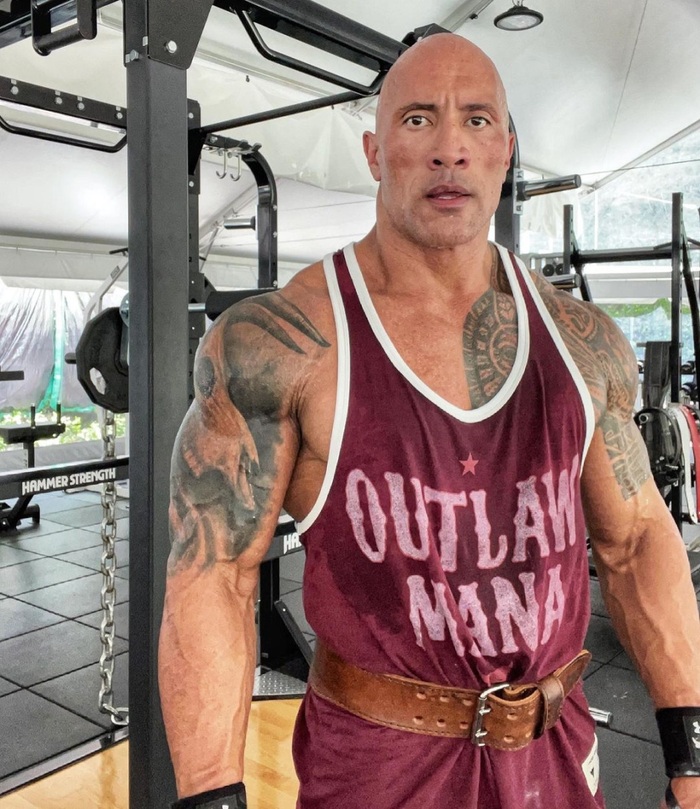 The Rock gây sốt khi khoe body ở tuổi 49, sự chú ý đổ dồn về bộ đùi chằng chịt "dây điện" - Ảnh 1.