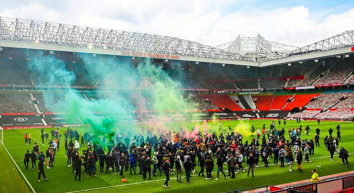 Manchester United đứng trước nguy cơ bị trừ điểm sau khi để cổ động viên làm loạn ở Old Trafford - Ảnh 2.