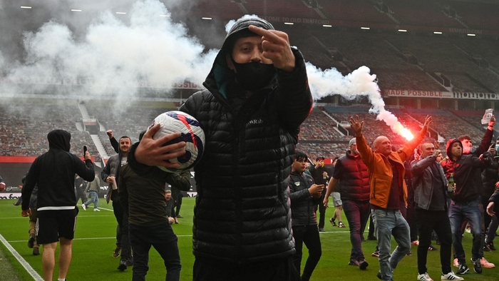 Manchester United đứng trước nguy cơ bị trừ điểm sau khi để cổ động viên làm loạn ở Old Trafford - Ảnh 3.