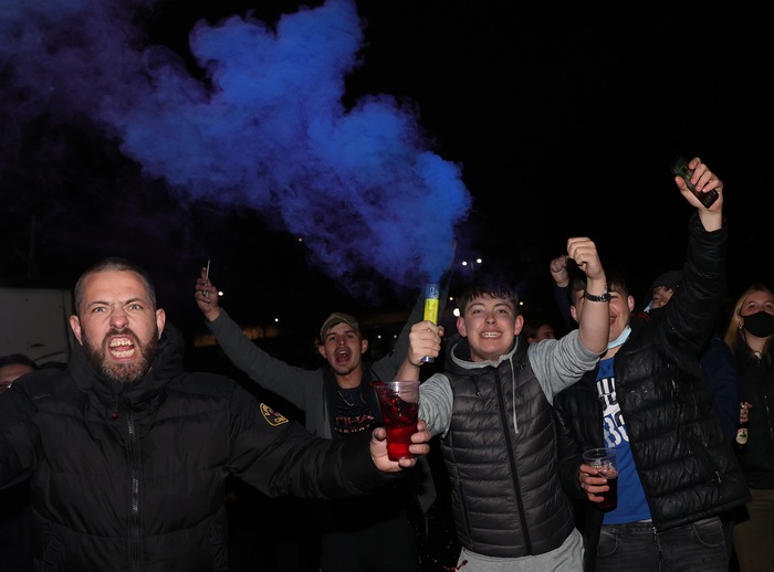 Cầu thủ Man City ăn mừng "điên dại" trong phòng thay đồ, fan đổ ra đường ăn mừng, nhiều người không đeo khẩu trang - Ảnh 8.