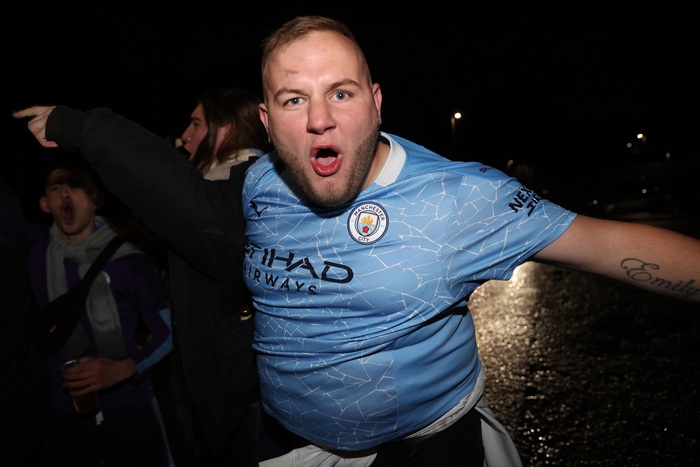 Cầu thủ Man City ăn mừng "điên dại" trong phòng thay đồ, fan đổ ra đường ăn mừng, nhiều người không đeo khẩu trang - Ảnh 9.