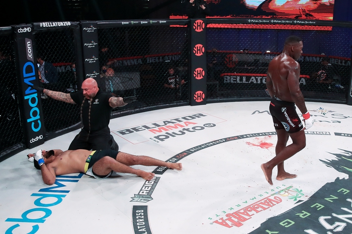 Anthony Johnson giành chiến thắng bằng knock-out trong ngày tái xuất võ đài sau 4 năm - Ảnh 4.