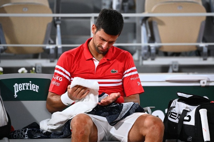 Djokovic đổ máu để đại chiến Nadal tại bán kết Roland Garros - Ảnh 4.