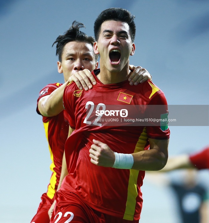 Thắng nghẹt thở Malaysia 2-1, tuyển Việt Nam tiến gần đến vòng loại cuối cùng World Cup 2022 - Ảnh 2.