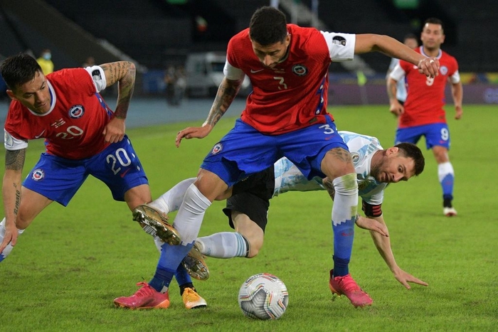 Messi nhận cú đúp "quả đắng": Hết ngã bò ra sân vì đi bóng bất thành, còn bị hậu vệ đối phương lừa qua "dễ như ăn kẹo" - Ảnh 2.