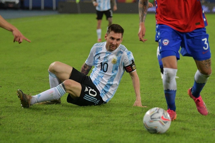 Messi nhận cú đúp "quả đắng": Hết ngã bò ra sân vì đi bóng bất thành, còn bị hậu vệ đối phương lừa qua "dễ như ăn kẹo" - Ảnh 3.