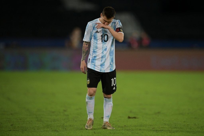 Messi nhận cú đúp "quả đắng": Hết ngã bò ra sân vì đi bóng bất thành, còn bị hậu vệ đối phương lừa qua "dễ như ăn kẹo" - Ảnh 7.