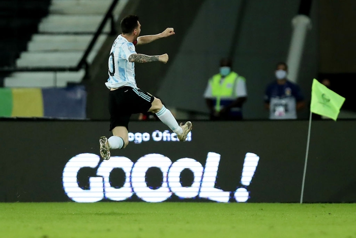 Messi nhận cú đúp "quả đắng": Hết ngã bò ra sân vì đi bóng bất thành, còn bị hậu vệ đối phương lừa qua "dễ như ăn kẹo" - Ảnh 5.