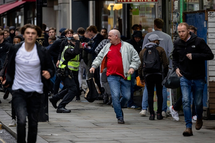 Fan quá khích Scotland tỉ thí với cảnh sát, biến quảng trường ở London thành bãi rác - Ảnh 1.