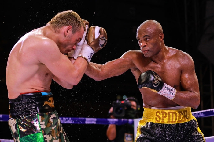 Huyền thoại Anderson Silva giành chiến thắng gây sốc trước nhà cựu vô địch boxing thế giới Julio Chavez Jr - Ảnh 5.