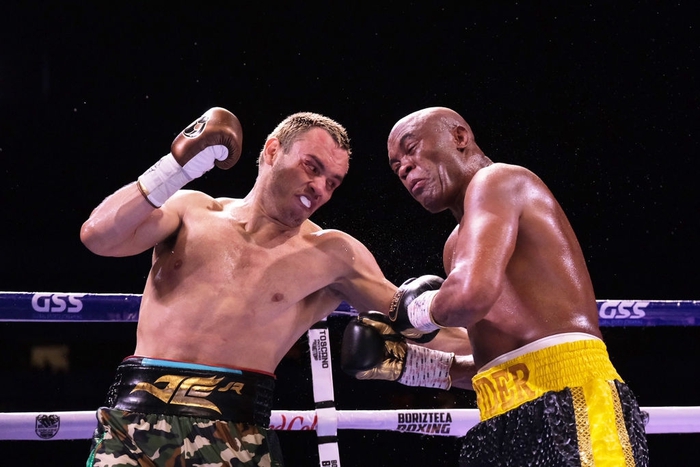 Huyền thoại Anderson Silva giành chiến thắng gây sốc trước nhà cựu vô địch boxing thế giới Julio Chavez Jr - Ảnh 6.