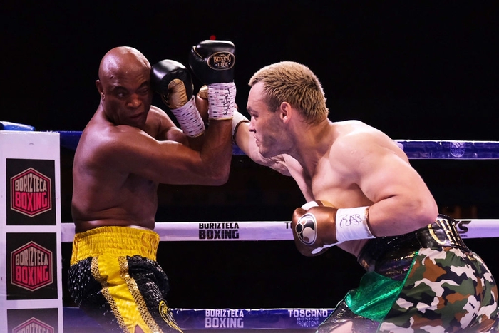 Huyền thoại Anderson Silva giành chiến thắng gây sốc trước nhà cựu vô địch boxing thế giới Julio Chavez Jr - Ảnh 3.