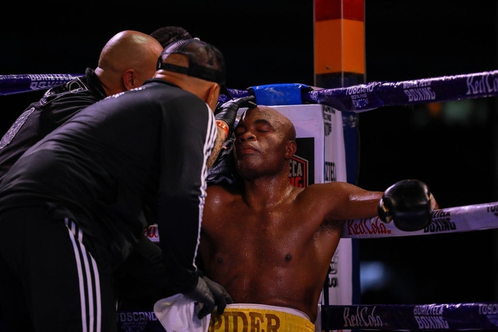 Huyền thoại Anderson Silva giành chiến thắng gây sốc trước nhà cựu vô địch boxing thế giới Julio Chavez Jr - Ảnh 8.