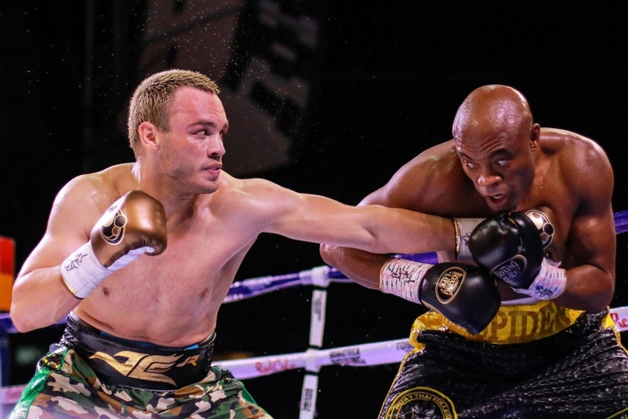 Huyền thoại Anderson Silva giành chiến thắng gây sốc trước nhà cựu vô địch boxing thế giới Julio Chavez Jr - Ảnh 2.