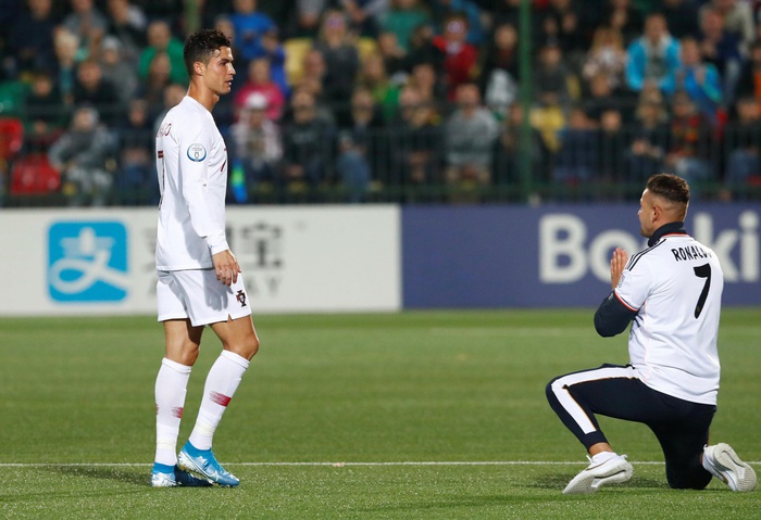 Đánh liều chạy vào sân, "fan cuồng" được Ronaldo nựng má: Biểu cảm của cậu thanh niên chứng minh CR7 vĩ đại thế nào - Ảnh 10.