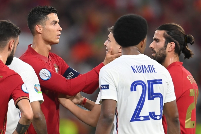 Đánh liều chạy vào sân, "fan cuồng" được Ronaldo nựng má: Biểu cảm của cậu thanh niên chứng minh CR7 vĩ đại thế nào - Ảnh 3.