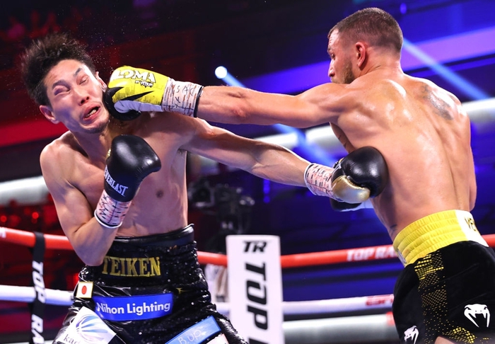 Cựu tay đấm số 1 thế giới Vasyl Lomachenko trở lại ấn tượng bằng chiến thắng áp đảo trước võ sĩ Nhật Bản - Ảnh 2.