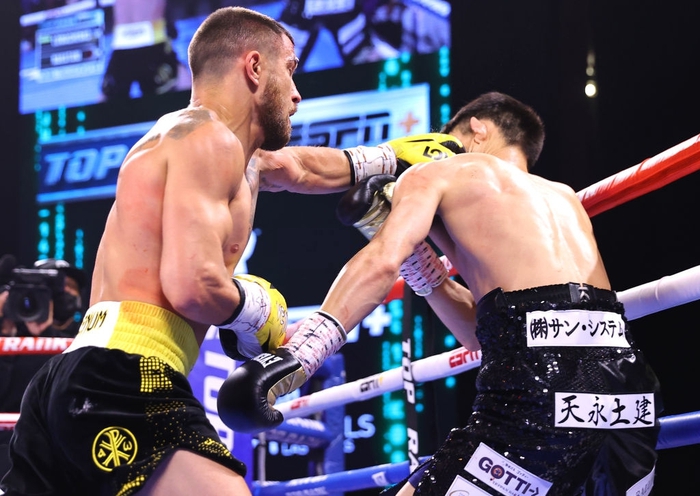 Cựu tay đấm số 1 thế giới Vasyl Lomachenko trở lại ấn tượng bằng chiến thắng áp đảo trước võ sĩ Nhật Bản - Ảnh 3.